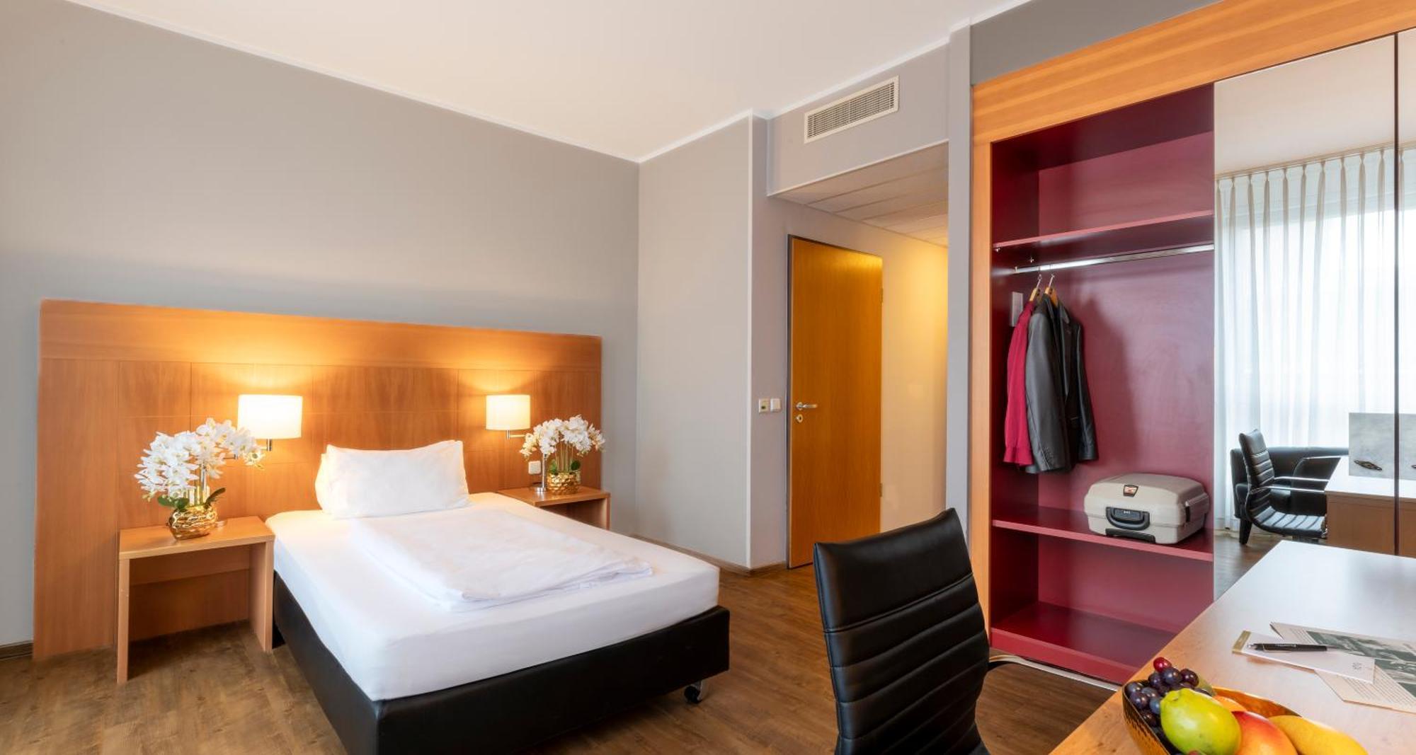 Plaza Premium 4* Köln